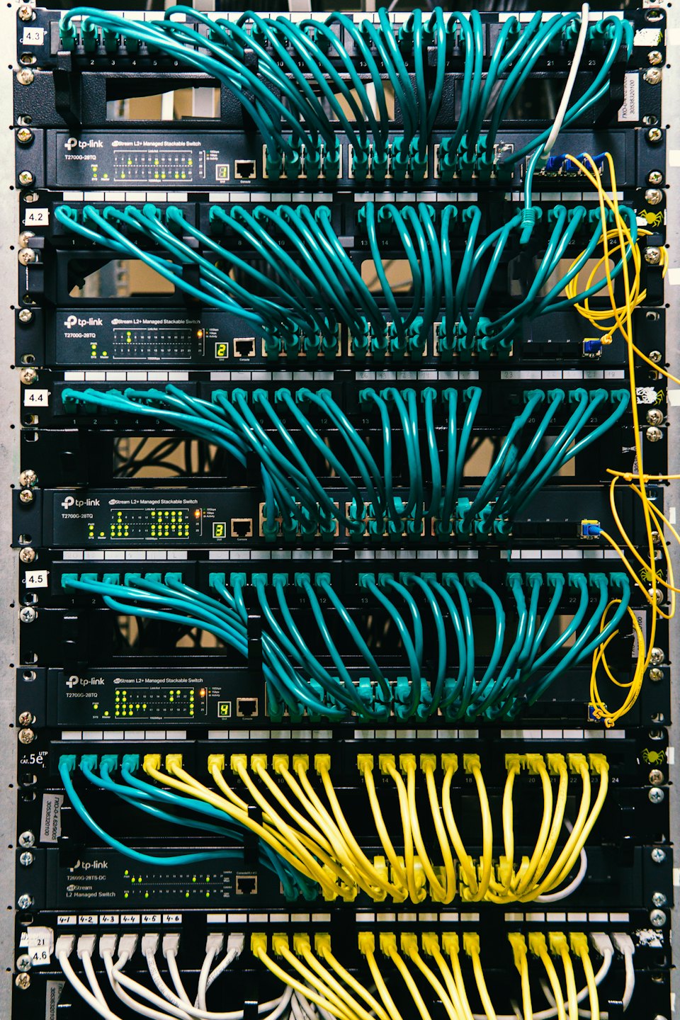 Rack com infraestrutura de rede óptica