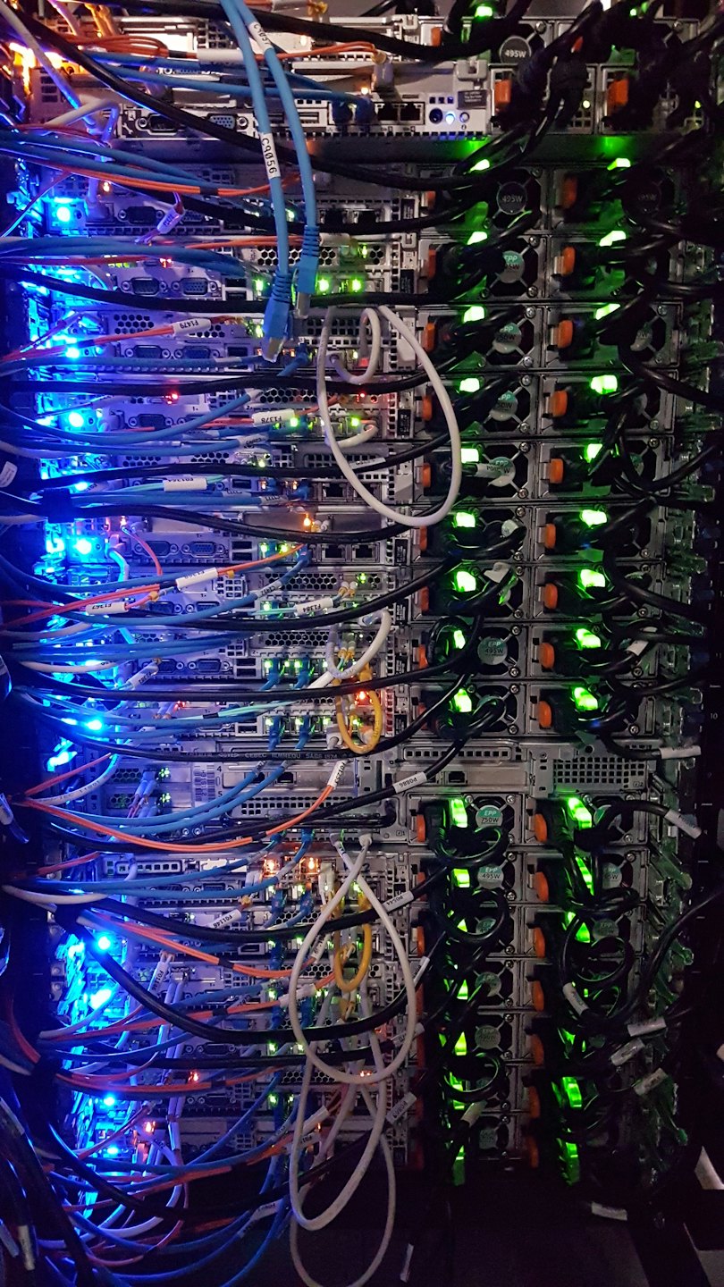 Rack organizado com infraestrutura de rede