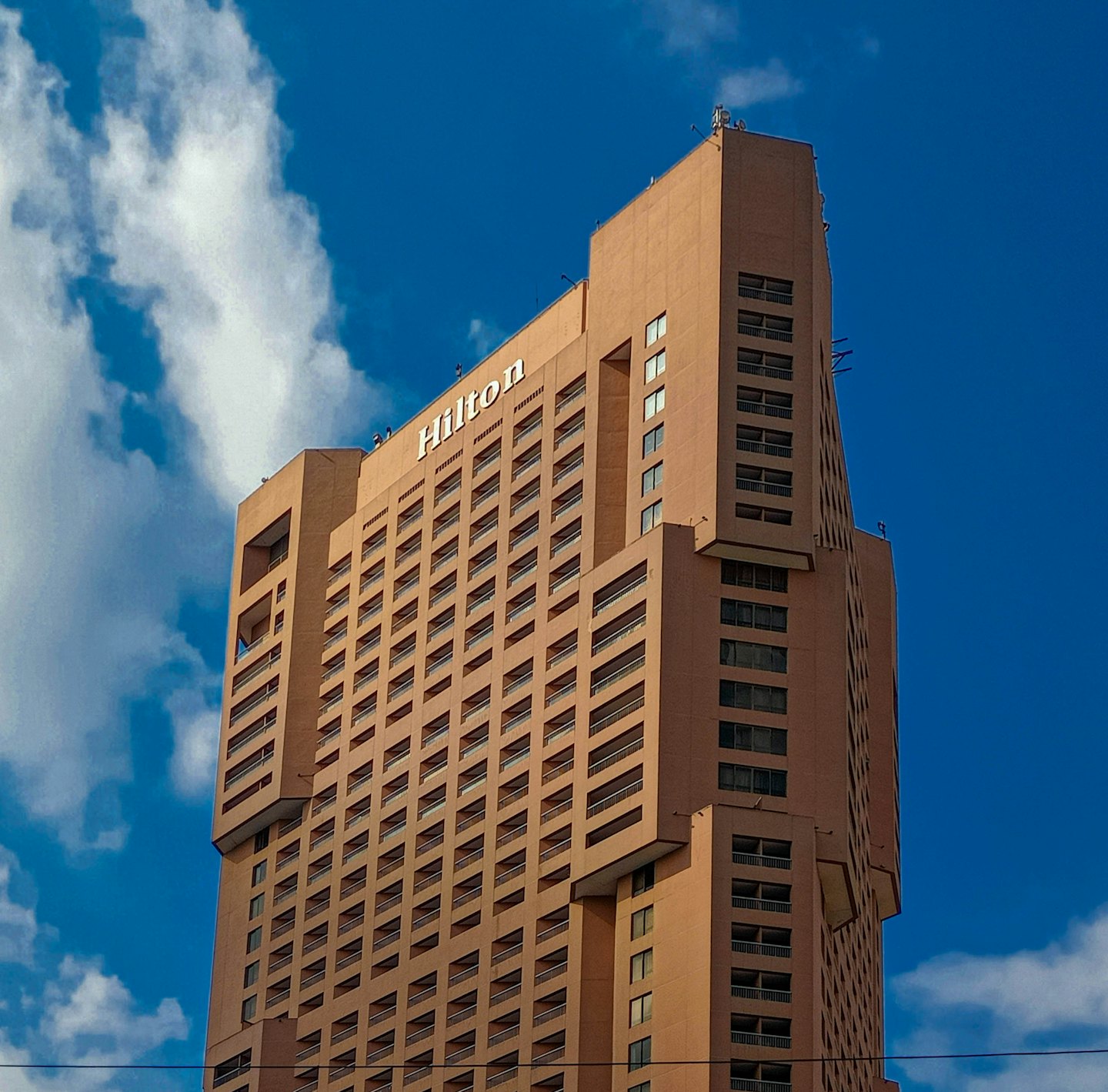 Equipe utilizando soluções de comunicação corporativa